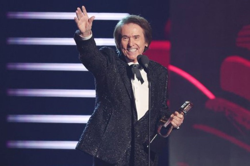 Raphael y su premio a la trayectoria. Crédito: Billboard