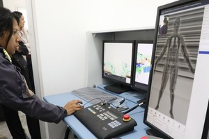 Contará con un body scan que mediante rayos X, permite inspeccionar el cuerpo humano y detectar en tiempo real los elementos que pueda llevar incorporados. Crédito: Gobierno de la provincia de Santa Fe