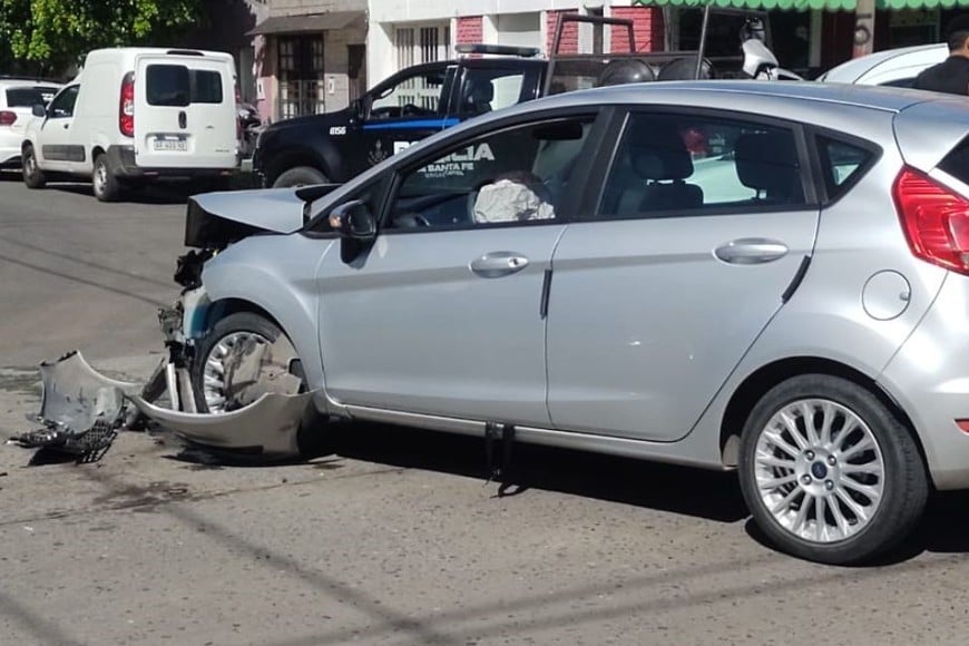 El Ford Focus se llevó la peor parte, llegando a activarse el airbag. Crédito: El Litoral