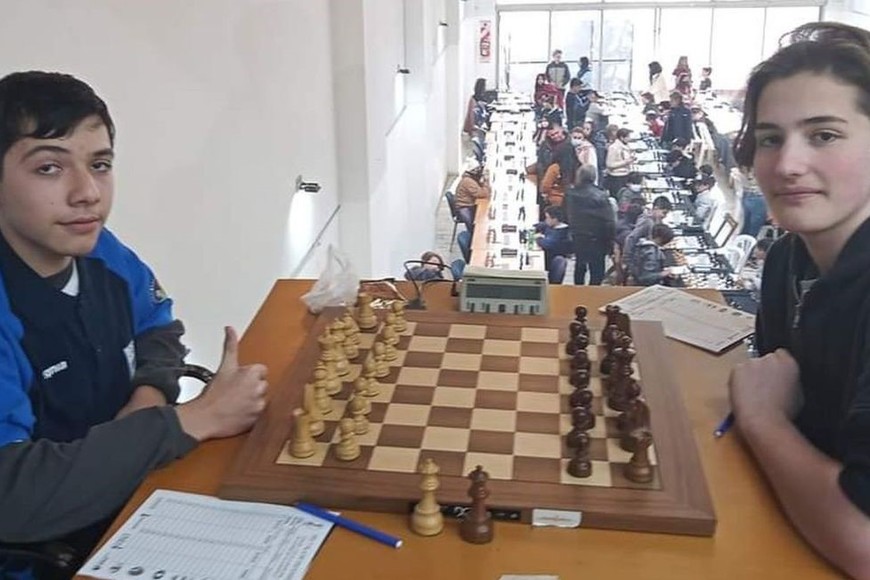 El registro gráfico es del Campeonato Argentino (Luca Bona a la izquierda).En la foto, jugando la última partida contra quien salió campeón argentino sub 14. Crédito: IRT Circuito Minero