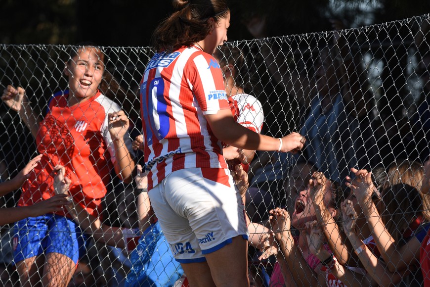 En imágenes: fútbol femenino, Unión goleó en el clásico 