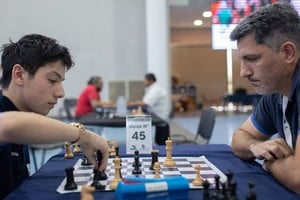 Luca Bona, midiéndose en el tablero con un adulto en el IRT Minero Catamarca. En ese certamen fue elegido Mejor Jugador de la Región Litoral. Crédito: IRT Circuito Minero