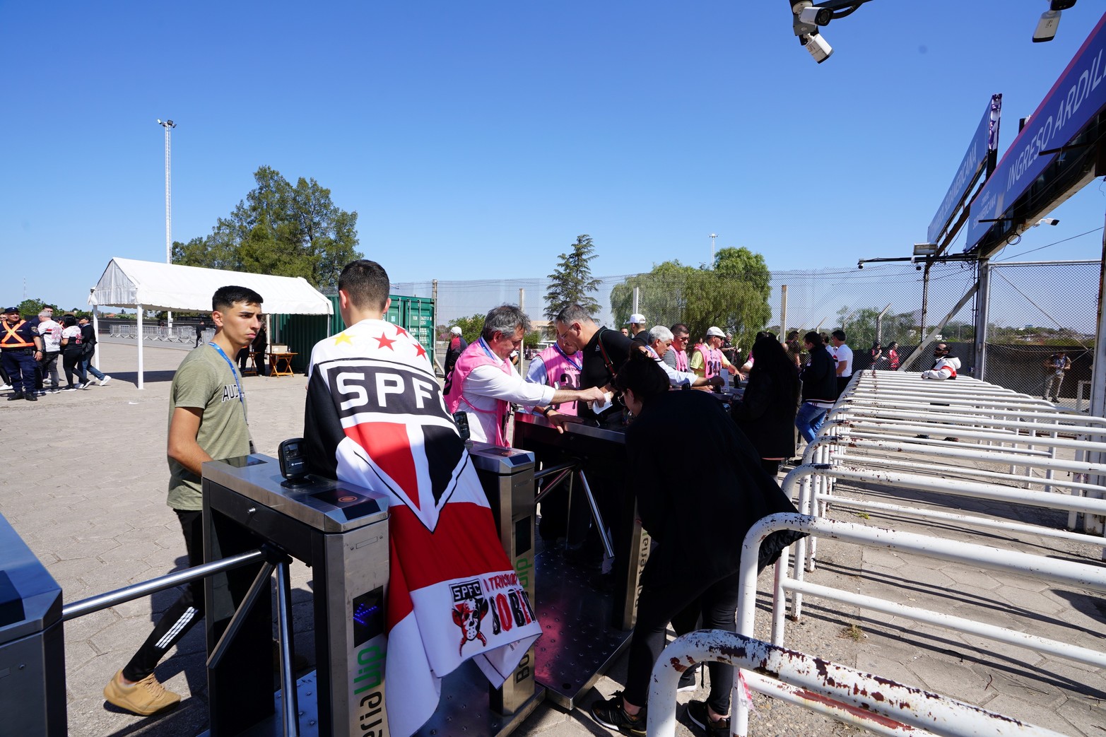 En Córdoba, la previa de los hinchas de Independiente del Valle de Ecuador y San Pablo de Brasil.