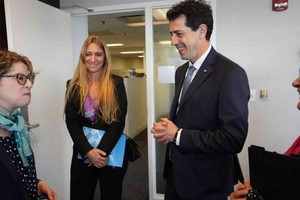 También la directora visitó la sede de Amazon Web Services y las oficinas de Space X, compañía de comercio electrónico y empresas líderes de fabricación aeroespacial respectivamente, ambas líderes en EE UU, en tanto que junto a Wado de Pedro “nos reunimos en la sede de Microsoft con Vickie Robinson, gerenta general de Airband, y con Germán Otalora, director de Airband, para mejorar el acceso de internet en la región y así acortar la brecha comunicacional”, indicó a El Litoral. Foto El Litoral