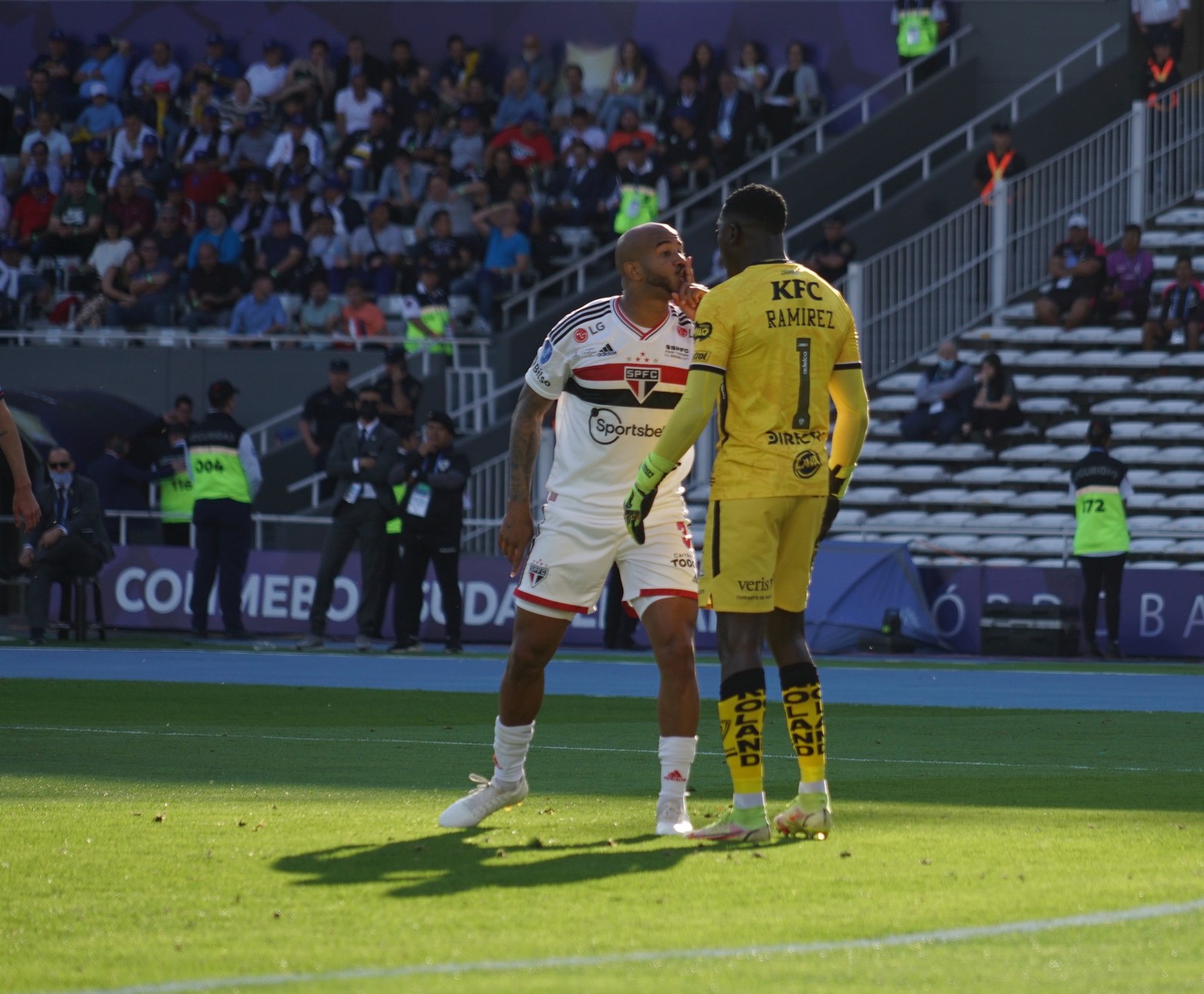 Sao Paulo trajo desde Brasil al Kempes su gente, las banderas, el colorido, las cervezas, caipiras, banderas e historia con tantas copas en sus vitrinas, el que parecía local, grande y protagonista era Independiente del Valle. 