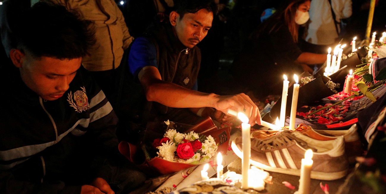 Clásico mortal en Indonesia: según la policía, son 125 los muertos durante el partido de fútbol