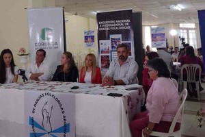 De la presentación formaron parte la directora organizadora Prof. María Gabriela López, el intendente Ricardo Ramírez, y la diputada nacional María Victoria Tejeda entre otras autoridades, además de la titular de protocolo municipal y coordinadora del encuentro, Ileana Albornoz. Foto: El Litoral