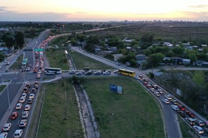 El caos vehicular entre la Ruta 1 y la 168 es un clásico de los domingos y cada vez que ocurre un accidente.  Crédito: Juan Vittori