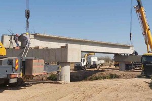 En tanto, también se elaboran tareas de extracción lateral para la conformación de nuevas cunetas y el alteo de la calzada principal. La obra cuenta con un plazo de ejecución de 18 meses, y la finalización estimada es para junio de 2023. Foto: Gobierno de Santa Fe