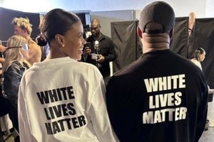 El empresario y diseñador ya había usado una remera con la leyenda White Lives Matter (Las vidas de blancos importan), en contrasentido al Black Lives Matter.