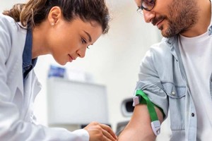 Al ser una enfermedad silenciosa es importante generar conciencia en la población e incentivar el testeo