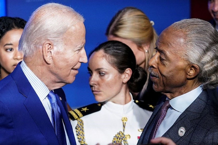 Biden junto a Sharpton. Crédito: Kevin Lamarque / Reuters