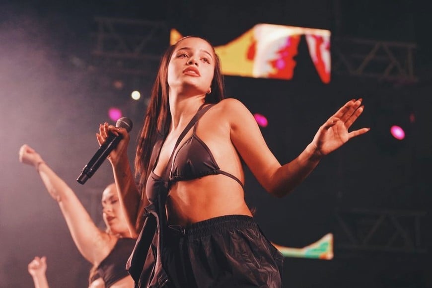 Emilia estuvo el año pasado, y hoy redobla la apuesta con con banda completa y un staff de bailarinas y bailarines.