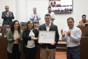 Reconocimiento del Concejo Municipal a Mauro de Giovanni. Crédito: Pablo Aguirre