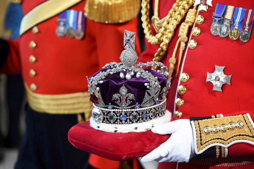 Britain's Queen Elizabeth's Imperial State Crown arrives at the Royal Gallery before the State Opening of Parliament in the House of Lords, at the Palace of Westminster in London, Britain, May 27, 2015. REUTERS/Eddie Mulhollan/Pool inglaterra londres  discurso de la reina en el palacio de westminster apertura sesiones del parlamento corona