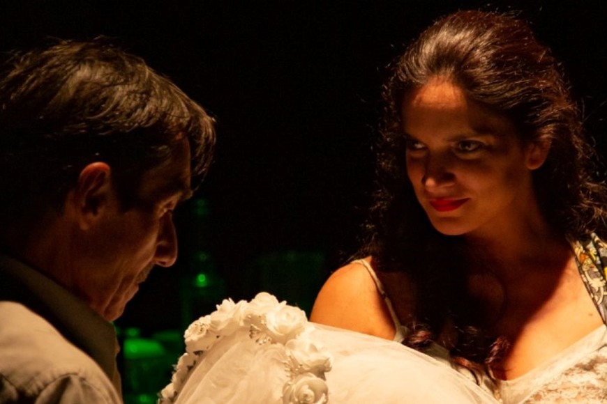 El director (que contó en este caso con el aporte de artistas locales con los que ya coincidió varias veces) concretó varios cruces intertextuales en esta versión de “Bodas de sangre”.  Foto: Gentileza producción