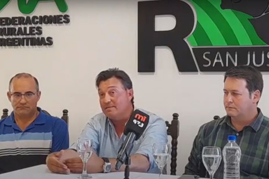 La Sociedad Rural de San Justo fue sede de una conferencia de prensa en la que González Kees (centro) relató lo sucedido.