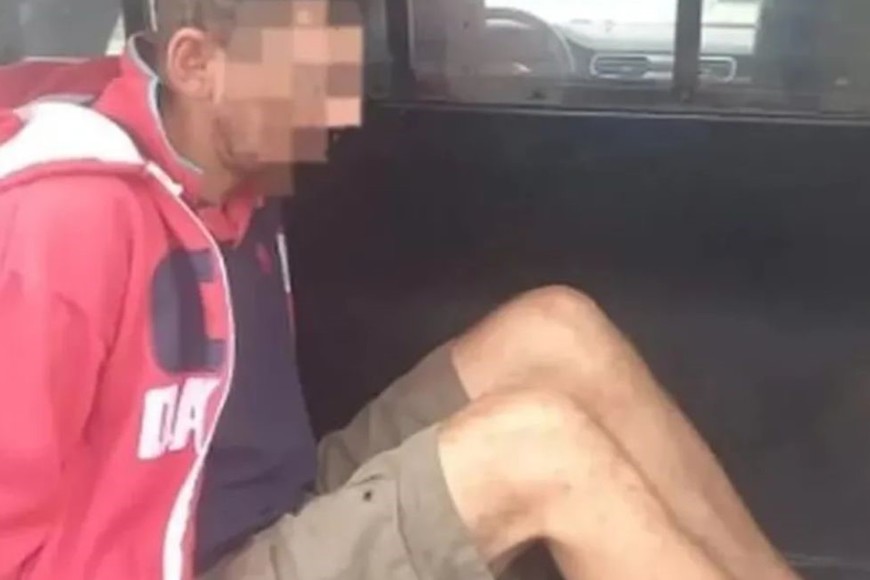 El acusado es detenido en el acto después de matar a puñaladas amigo