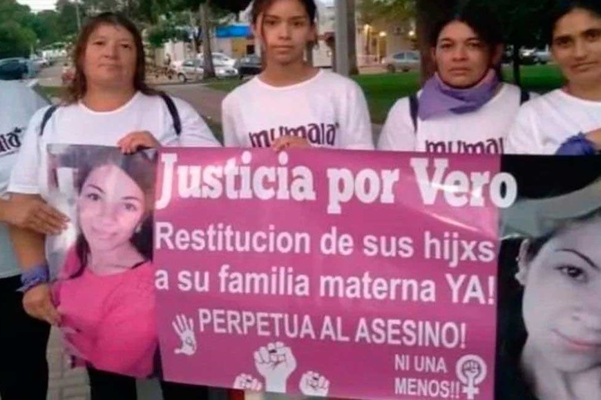 La familia de Verónica exige la revinculación con sus hijos, que permaneces con la familia del femicida.
