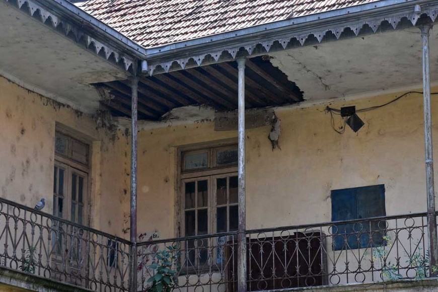 Cielorraso todo roto.  Crédito: Flavio Raina