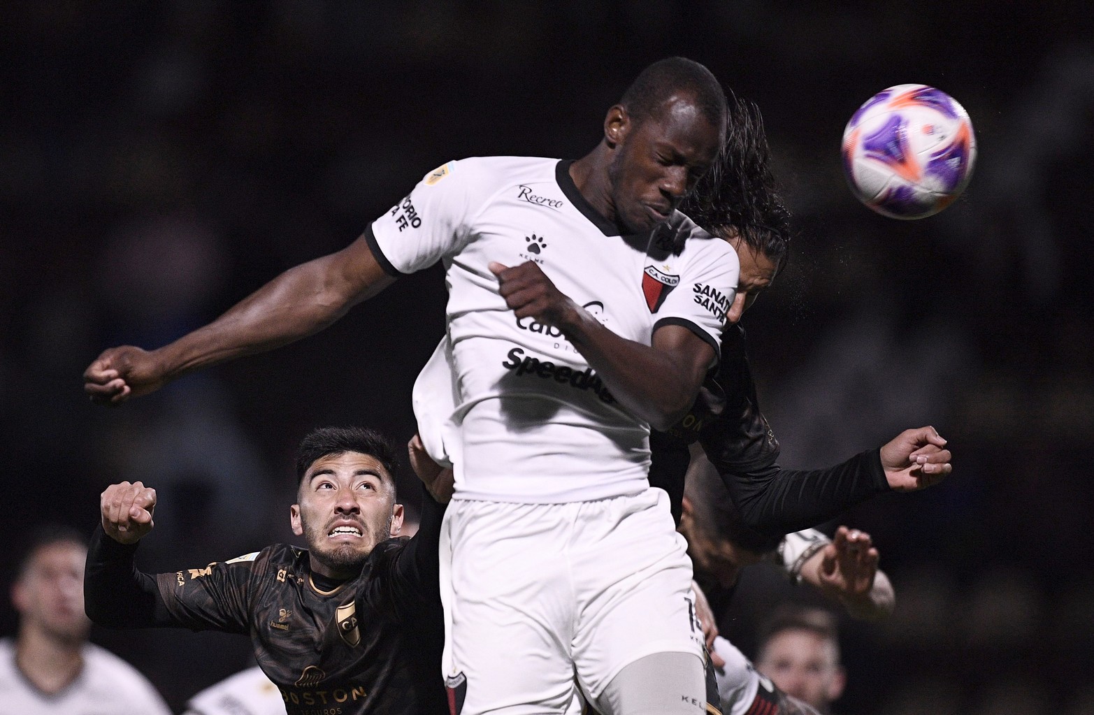 Perlaza volvió a jugar bien en el medio campo.