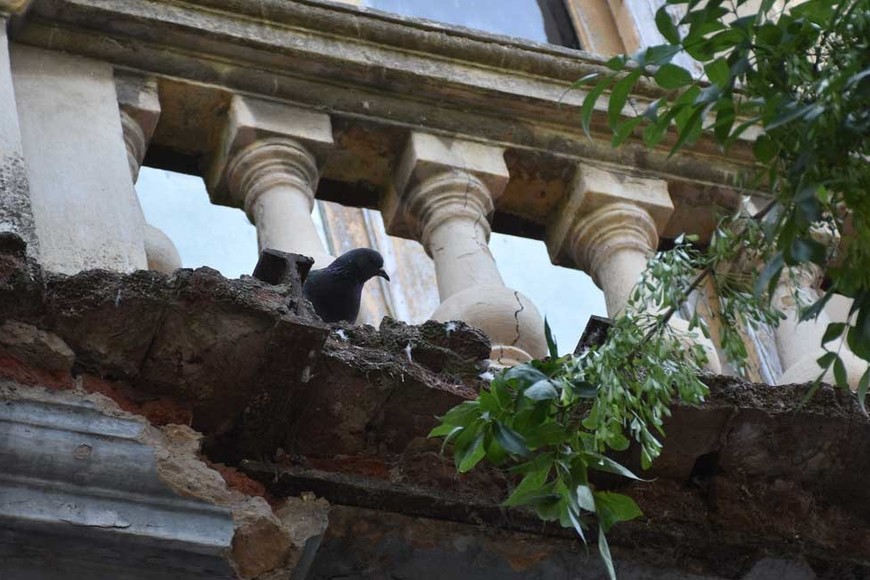 Peligro de derrumbe. Este balcón de la antigua casa Hüme sufrió desprendimientos de mampostería. Crédito: Flavio Raina