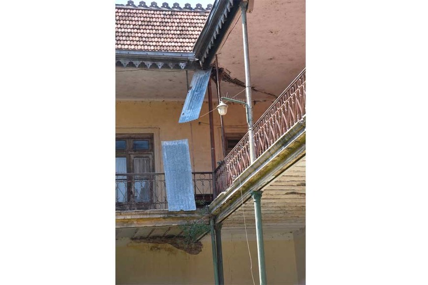 Rotos. Los techos tienen fisuras y goteras. Crédito: Flavio Raina