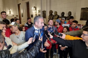 Martínez explicó los alcances del proyecto acompañado por los jóvenes trabajadores de reparto.  Crédito: Cámara de Diputados