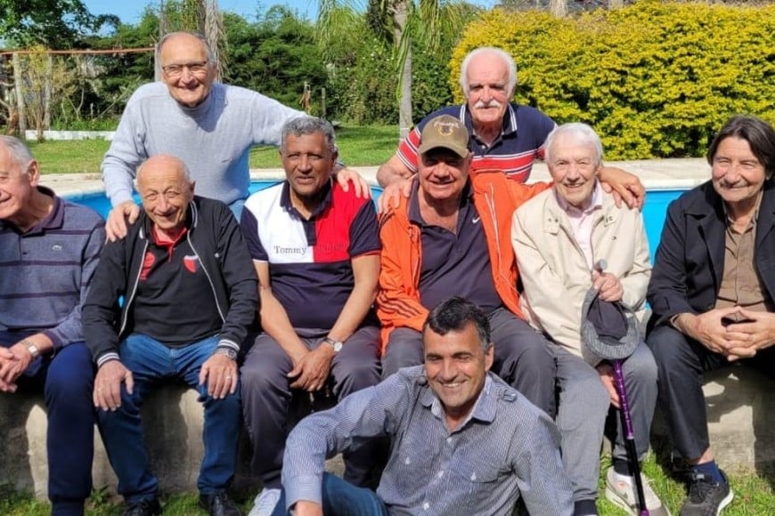 Más arriba, Néstor Borgogno y Carlos Rodríguez (el dueño de casa). Sentados, Alberto Tardivo, Osvaldo Carrasco, Orlando Medina, Ricardo Porta, Enrique Cruz (padre) y José Luis Burtovoy. Sentado en el piso, el autor de esta nota. Una apasionada charla futbolera.