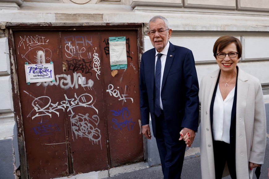 El presidente austriaco Alexander Van der Bellen camina fuera del colegio electoral con su esposa Doris Schmidauer durante las elecciones presidenciales en Viena, Austria, el 9 de octubre de 2022. Foto: Reuters
