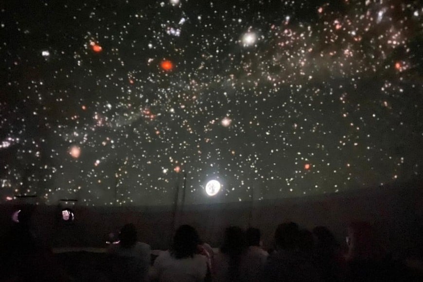 La iniciativa se trata de un formato de educación interactiva innovadora, donde la barrera entre la pantalla de una audiencia se rompe y la clase se transporta al lugar donde se desarrolla la historia. Foto: Gentileza