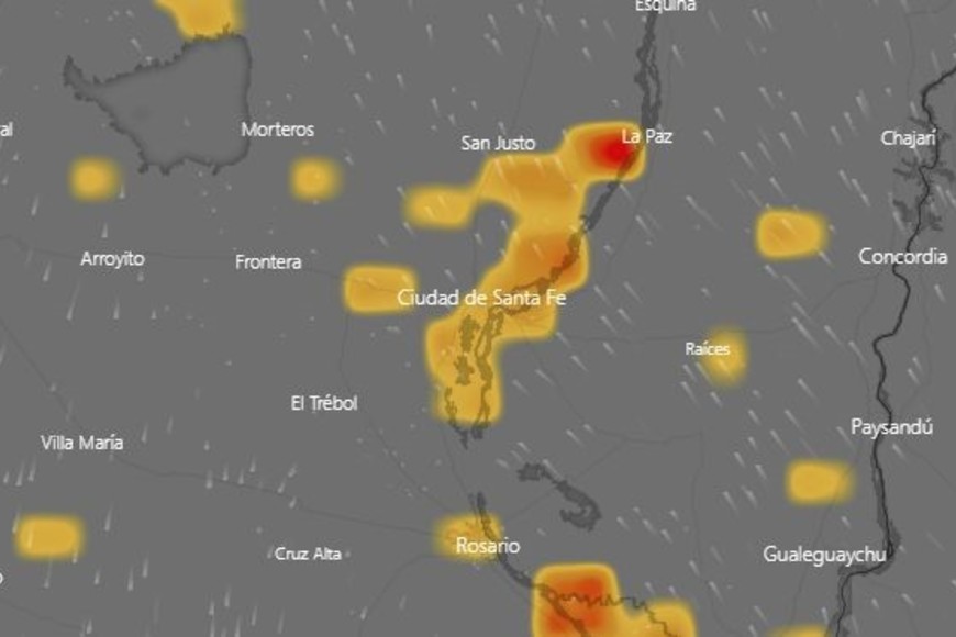 A las 22, la imagen satelital proporcionada por Windy reflejaba los focos activos destacados en amarillo y rojo (según la intensidad) a lo largo de la costa del Paraná y otras regiones del país. 