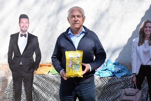 Mario Barletta en la vecinal Ceferino Namuncurá, de barrio Yapeyú. Detrás, las figuras recortadas de Marcelo Tinelli y Victoria Tolosa Paz, un recurso escénico para cuestionar la falta de funcionamiento de la Mesa contra el Hambre. Créditos:  Guillermo Di Salvatore