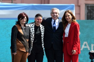 Raquel "Kelly" Olmos, Ayelén Mazzina, Alberto Fernández y Victoria Tolosa Paz. 