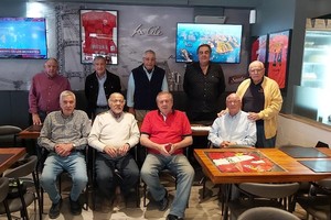 Parados, Rodolfo Ciuffo, Jorge González, Raúl Stellaci, Edmundo Amanzio y José Peralta Pino. Sentados, Miguel Carughi, Juan Moscoso, Erasmo Trangoni y Rafael Erba. Luego llegó Angel Fidalgo, otro de los campeones del 72. Crédito: El Litoral