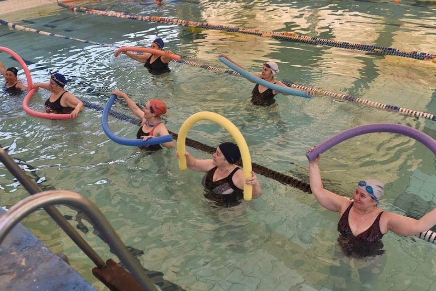 Se realiza natación en la pileta climatizada del club Gimnasia y Esgrima