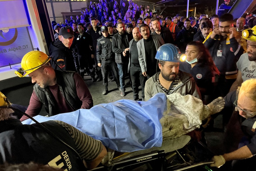 Un trabajador de la mina es llevado a una ambulancia después de una explosión en una mina de carbón en Amasra, en la provincia norteña de Bartin, Turquía, 14 de octubre de 2022. Foto: Reuters.