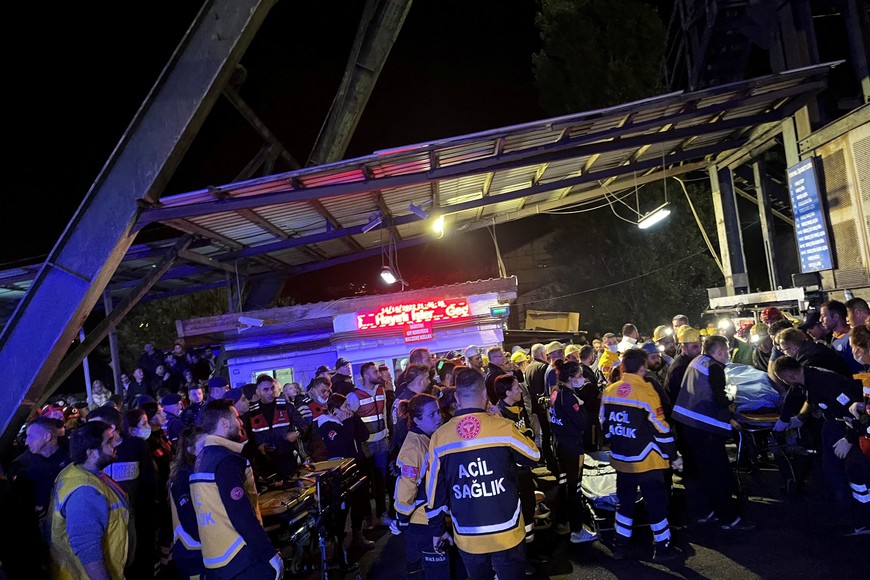 Médicos y personal de seguridad esperan fuera de la mina de carbón después de una explosión en Amasra, en la provincia norteña de Bartin, Turquía, 14 de noviembre de 2022. Foto: Reuters