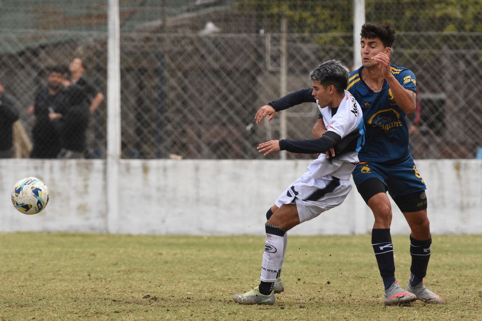 Por la primera fecha del Torneo Federal Amateurs, El Quilla de visitante goleó a Gimnasia 3 a 0. 