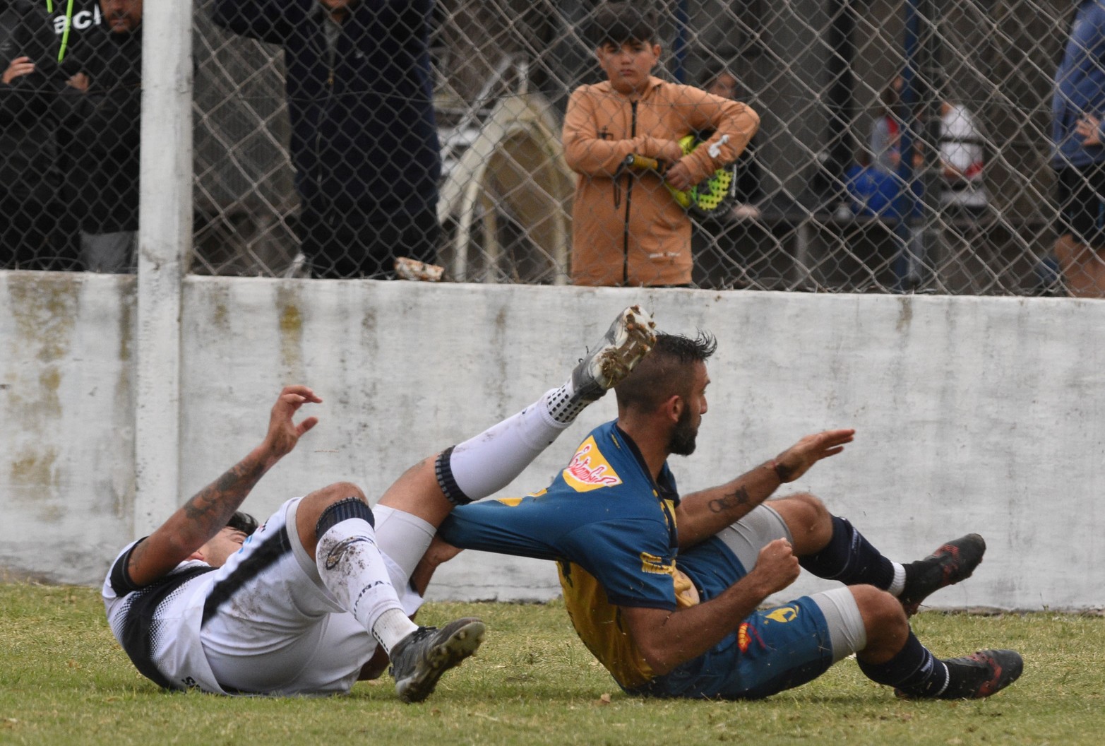 Por la primera fecha del Torneo Federal Amateurs, El Quilla de visitante goleó a Gimnasia 3 a 0. 