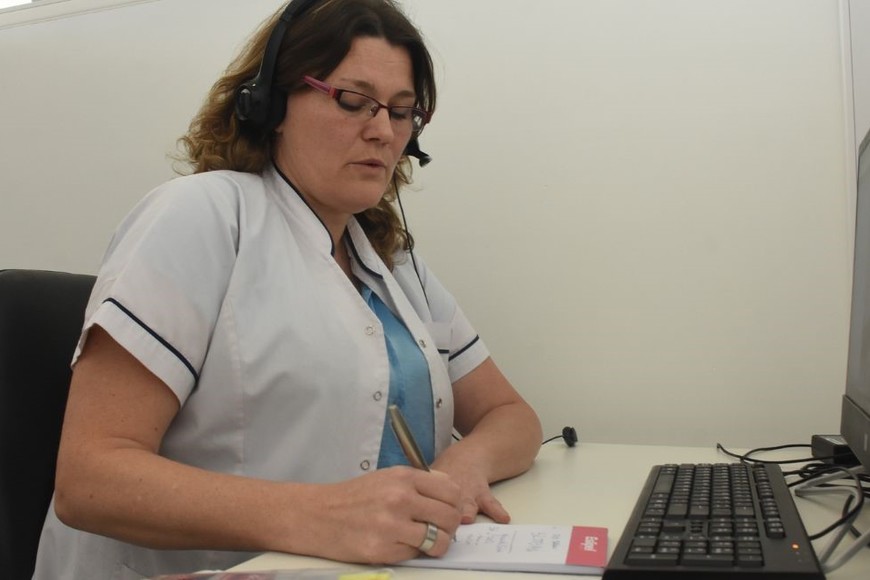 Además de la búsqueda activa de personas con patologías crónicas, se realiza una consulta entre profesionales del lugar de origen y de la capital provincial. Crédito: Mauricio Garín