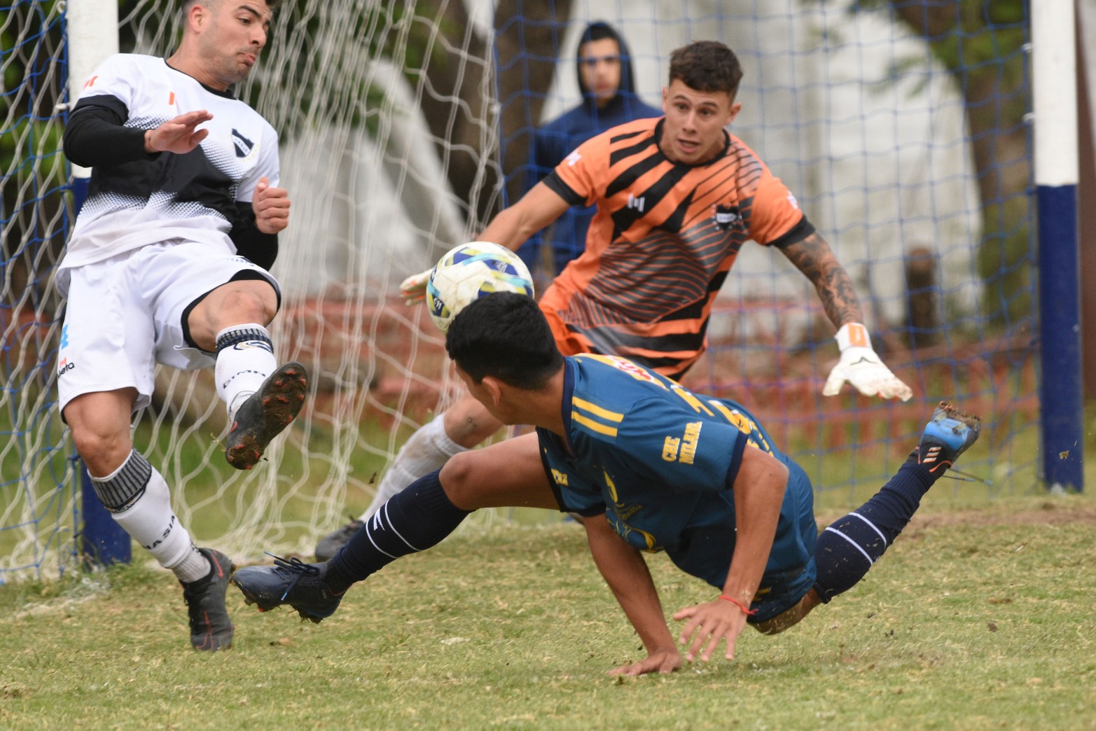 Por la primera fecha del Torneo Federal Amateurs, El Quilla de visitante goleó a Gimnasia 3 a 0. 