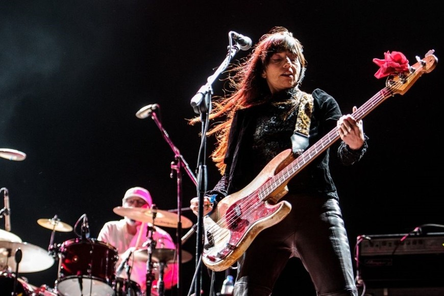 La marplatense Paz Lechantin (que reemplazó a la bajista original, de Pixies, Kim Deal), junto al baterista David Lovering.