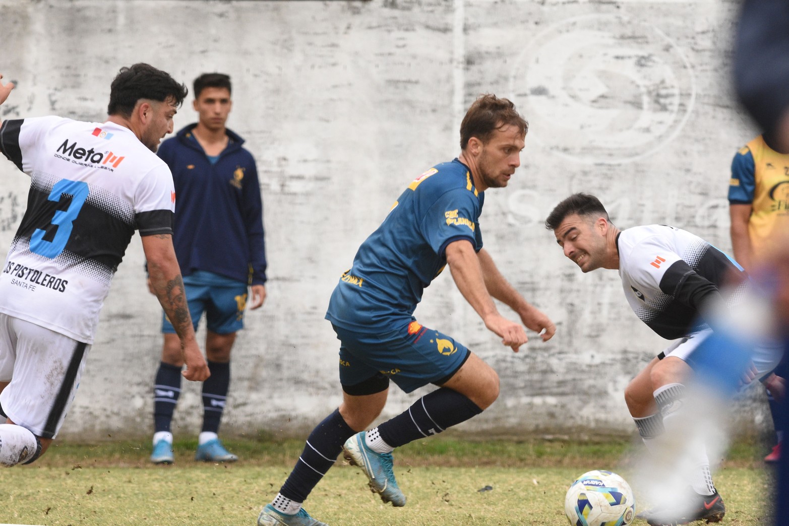 Por la primera fecha del Torneo Federal Amateurs, El Quilla de visitante goleó a Gimnasia 3 a 0. 