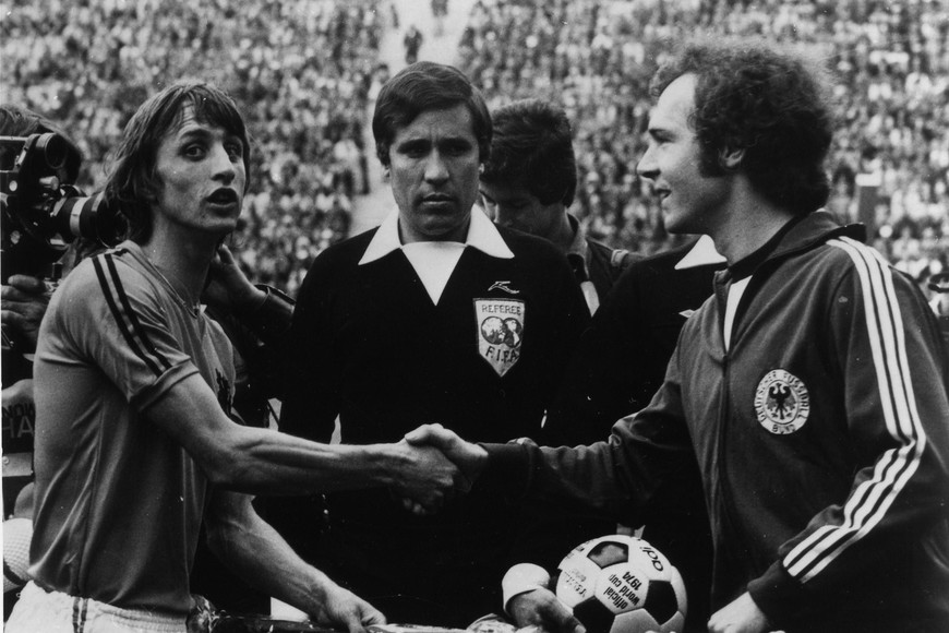 Johan Cruyff y Franz Beckenbauer, capitanes de Holanda y Alemania se saludan antes de la gran final 1974