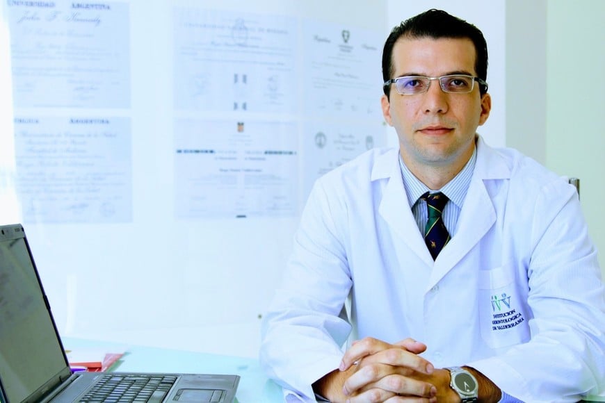 El Dr. Hugo Valderrama, médico neurólogo dedicado a la neurogeriatría.