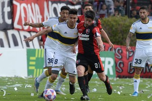 En el Coloso Marcelo Bielsa, el local se hizo fuerte y venció al puntero por 2 a 0. Crédito: Télam