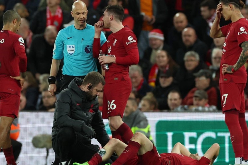 El momento en el que Diogo se retira lesionado. Crédito: Reuters