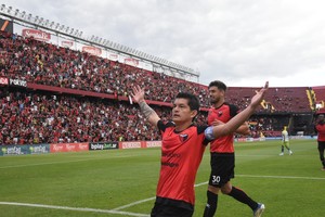 Colón - Defensa y Justicia, liga profesional. Imagenes del primer tiempo, penal para Colón y anota "Pulga" Rodríguez.