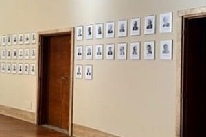 Las fotos que aparecieron en las instalaciones del Ministerio de Desarrollo Económico.